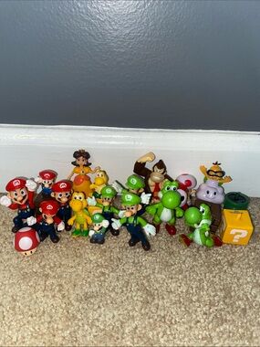 Lot of 18 Used Nintendo Super Mario Figurines & 5 Blocks